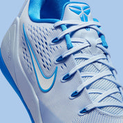 sneakers de basketball Nike Kobe 9 EM Low Protro bleu Hydrogen Blue en mesh respirant avec amorti Lunarlon et semelle adhérente.Vue zoomer coté 