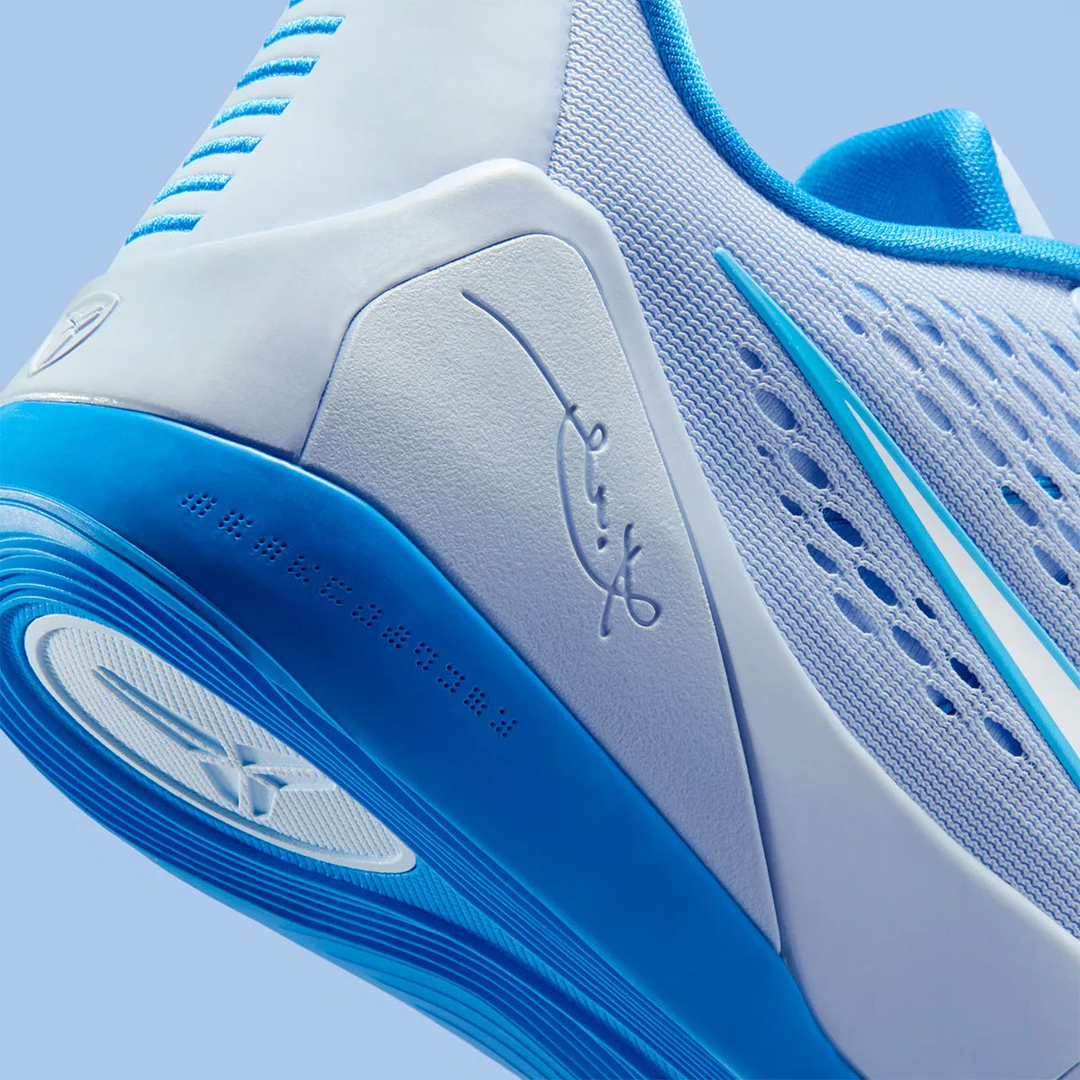 sneakers de basketball Nike Kobe 9 EM Low Protro bleu Hydrogen Blue en mesh respirant avec amorti Lunarlon et semelle adhérente.Vue zoomer arrière 