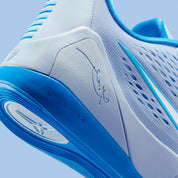 sneakers de basketball Nike Kobe 9 EM Low Protro bleu Hydrogen Blue en mesh respirant avec amorti Lunarlon et semelle adhérente.Vue zoomer arrière 