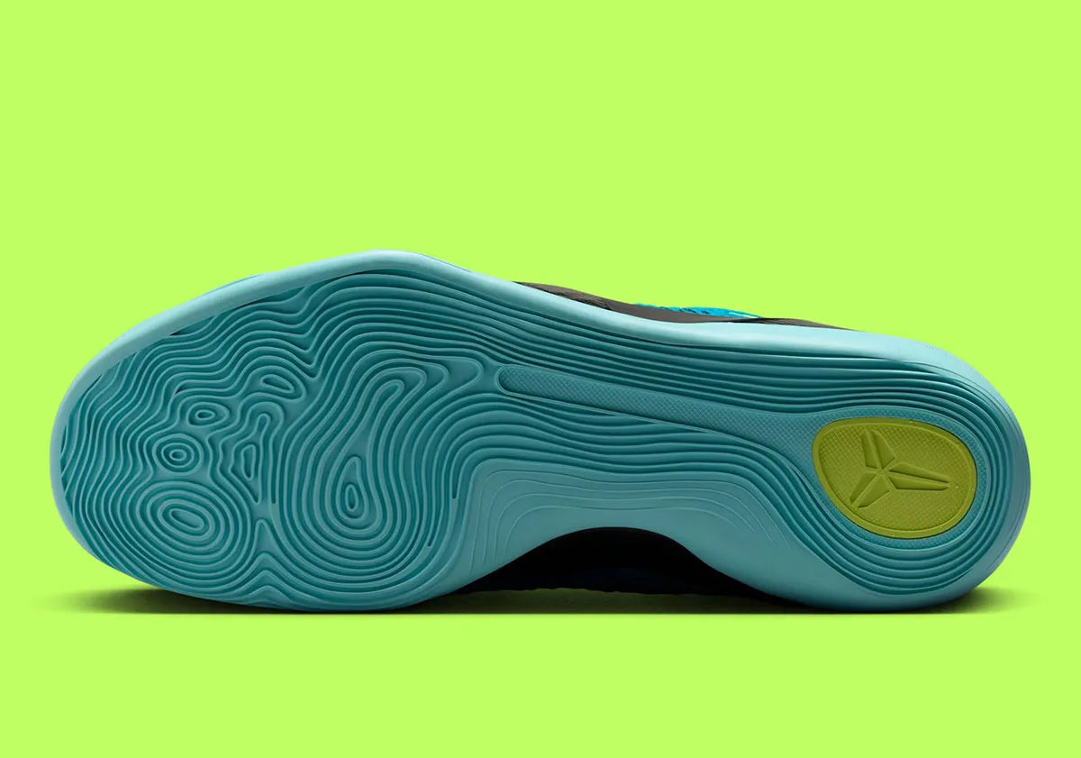 Nike Kobe 9 Elite Low Protro Perspective en Flyknit turquoise et volt avec amorti Protro et renfort talon sculpté.