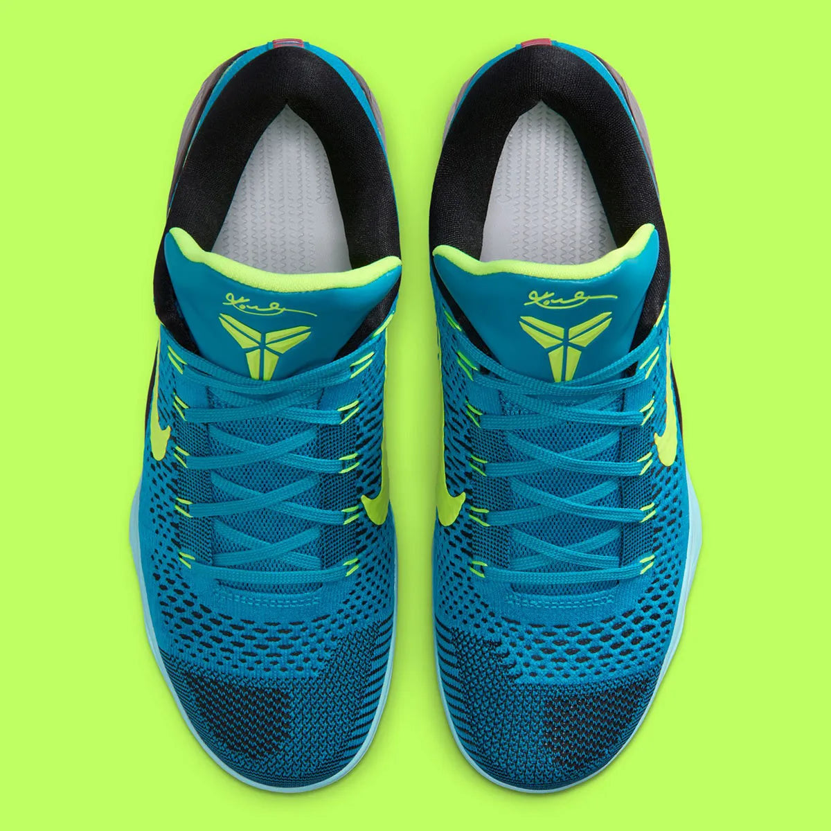 Nike Kobe 9 Elite Low Protro Perspective en Flyknit bleu et vert avec amorti Zoom Air et semelle traction sculptée. Vue de dessus 