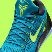 Nike Kobe 9 Elite Low Protro Perspective en Flyknit turquoise et volt avec amorti Protro et renfort talon sculpté.