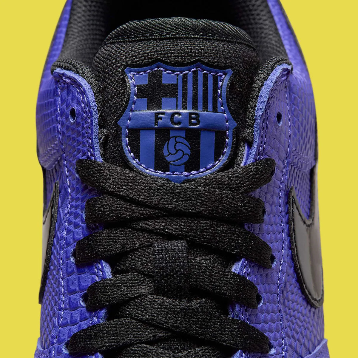 Baskets Nike Air Force 1 Low Protro, Kobe Bryant x FC Barcelona, Persian Violet, édition limitée de collection, vue des lacets