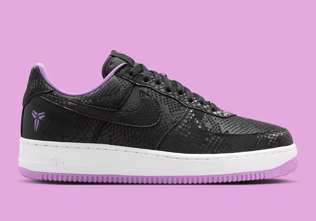 Nike Air Force 1 Low Kobe Bryant Forever Black Purple Stardust IB0018-007 noire avec effet peau de serpent, détails violets et numéros 8 et 24.