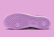 Nike Air Force 1 Low Kobe Bryant Forever Black Purple Stardust IB0018-007 noire avec effet peau de serpent, détails violets et numéros 8 et 24.