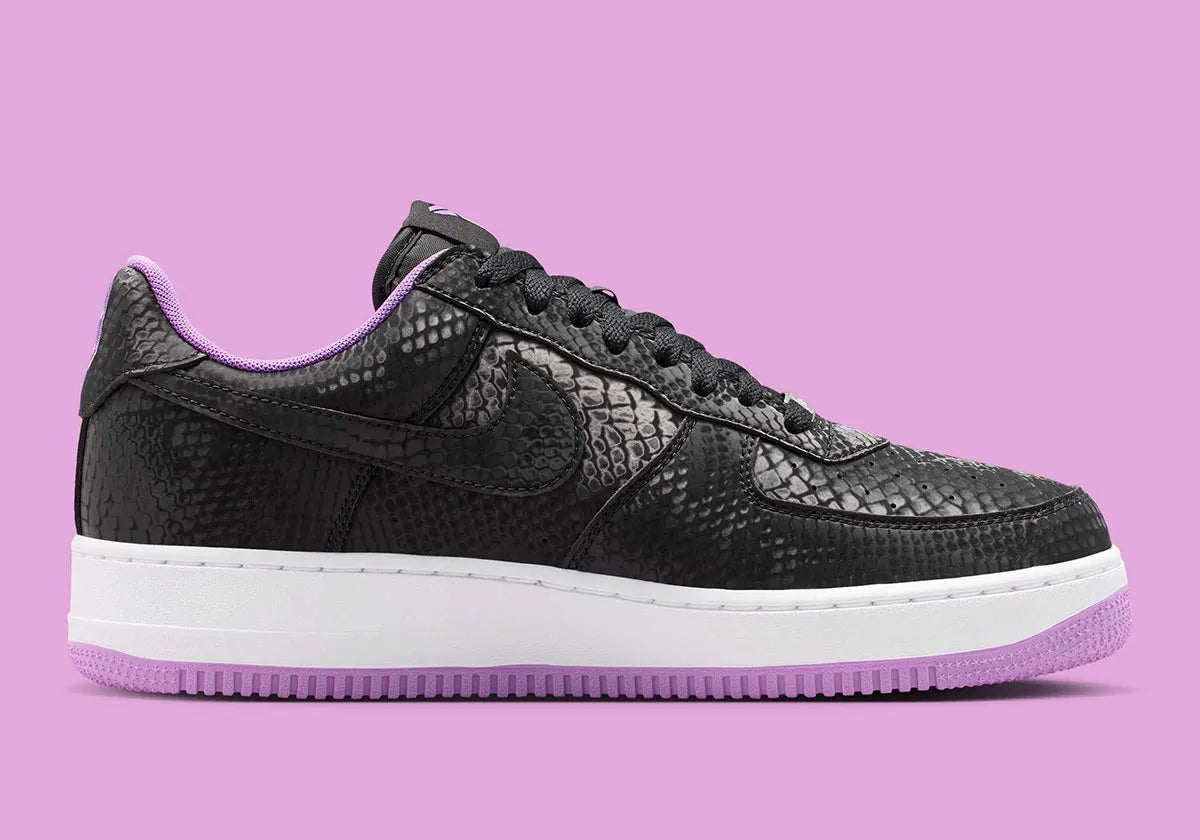 Nike Air Force 1 Low Kobe Bryant Forever Black Purple Stardust IB0018-007 noire avec effet peau de serpent, détails violets et numéros 8 et 24.