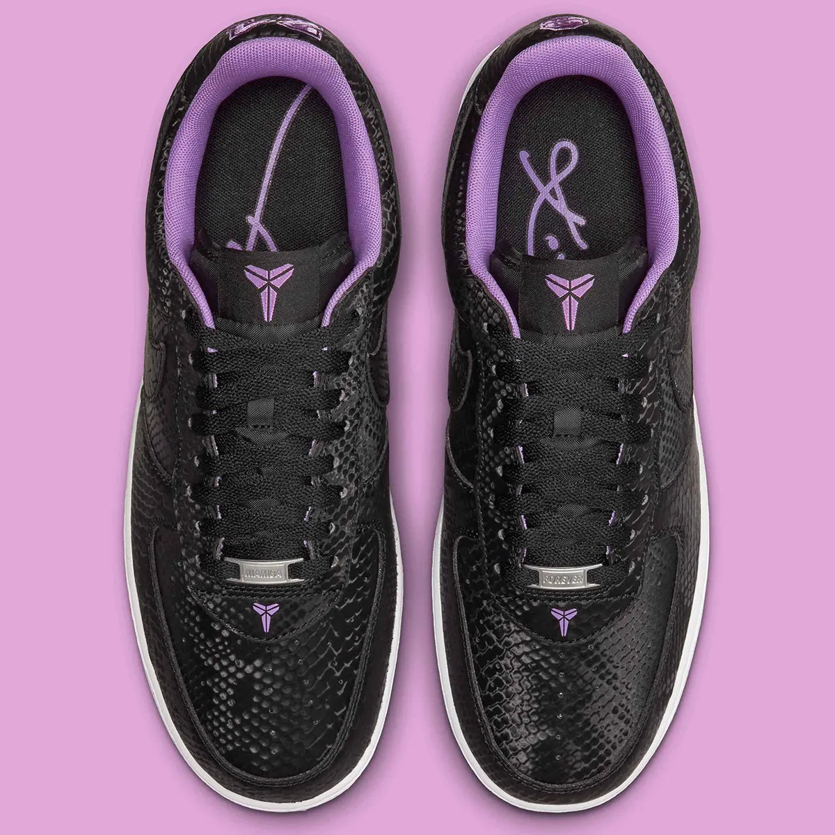 Nike Air Force 1 Low Kobe Bryant Forever Black Purple Stardust IB0018-007 noire avec effet peau de serpent, détails violets et numéros 8 et 24.