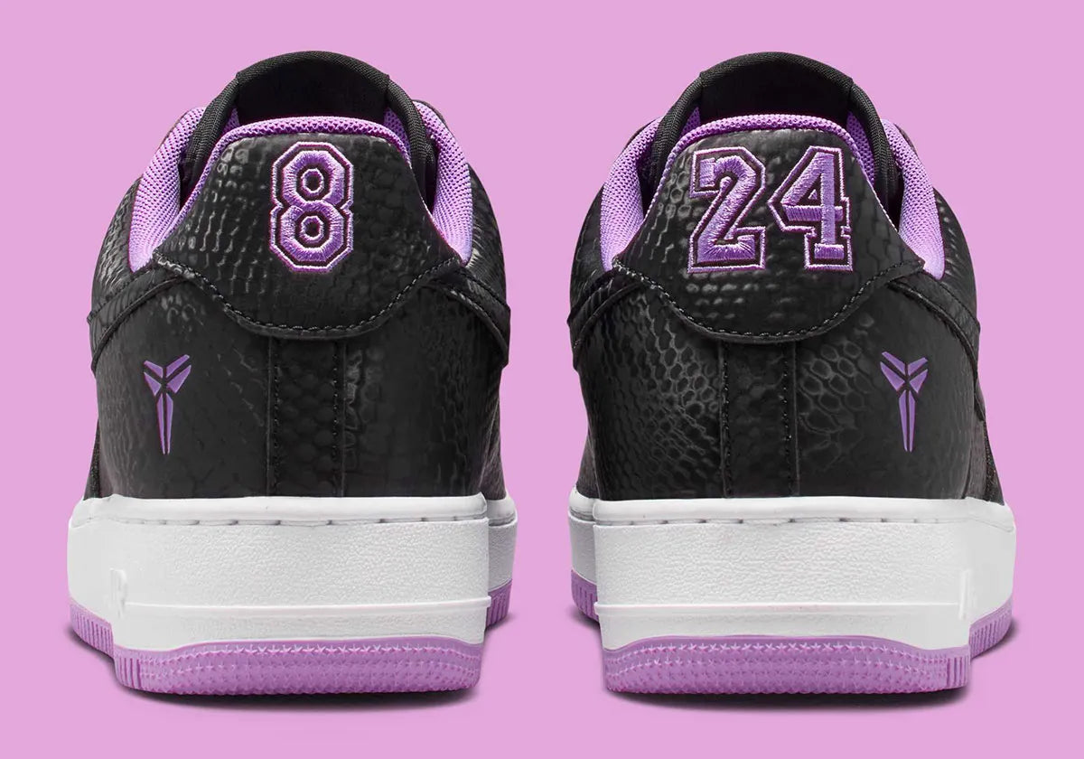 Nike Air Force 1 Low Kobe Bryant Forever Black Purple Stardust IB0018-007 noire avec effet peau de serpent, détails violets et numéros 8 et 24.