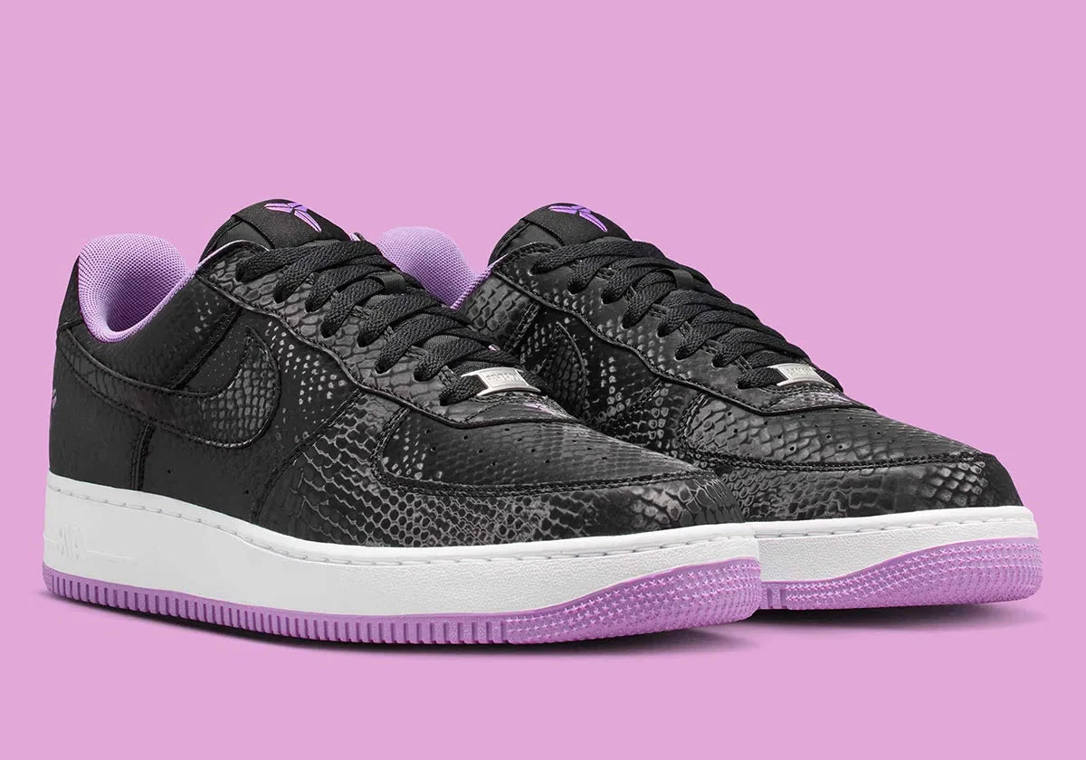 Nike Air Force 1 Low Kobe Bryant Forever Black Purple Stardust IB0018-007 noire avec effet peau de serpent, détails violets et numéros 8 et 24.