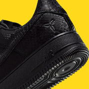 Sneakers Nike Air Force 1 Low Kobe Bryant Forever Black noires en cuir premium avec détails hommage et amorti Air iconique