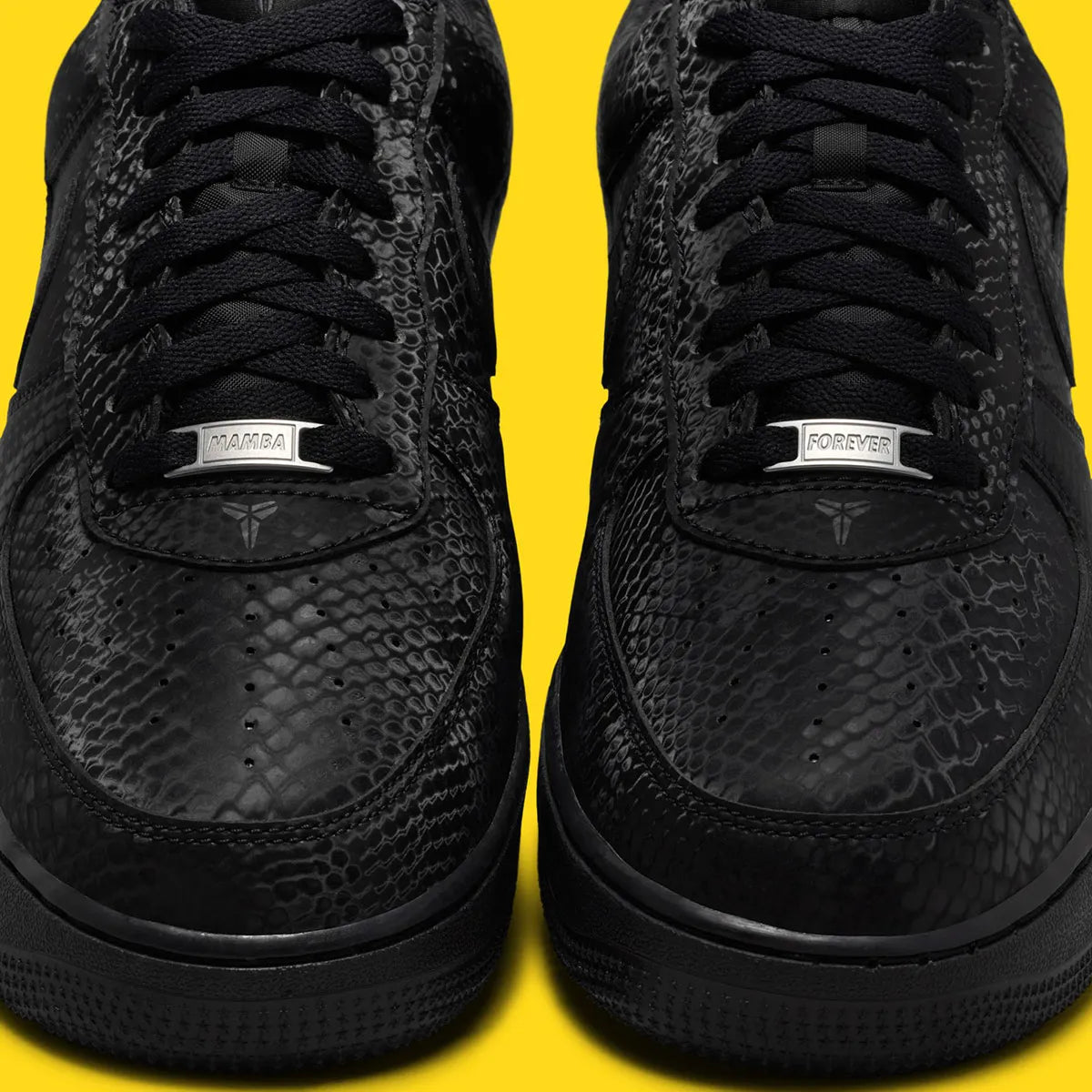 Sneakers Nike Air Force 1 Low Kobe Bryant Forever Black noires en cuir premium avec détails hommage et amorti Air iconique