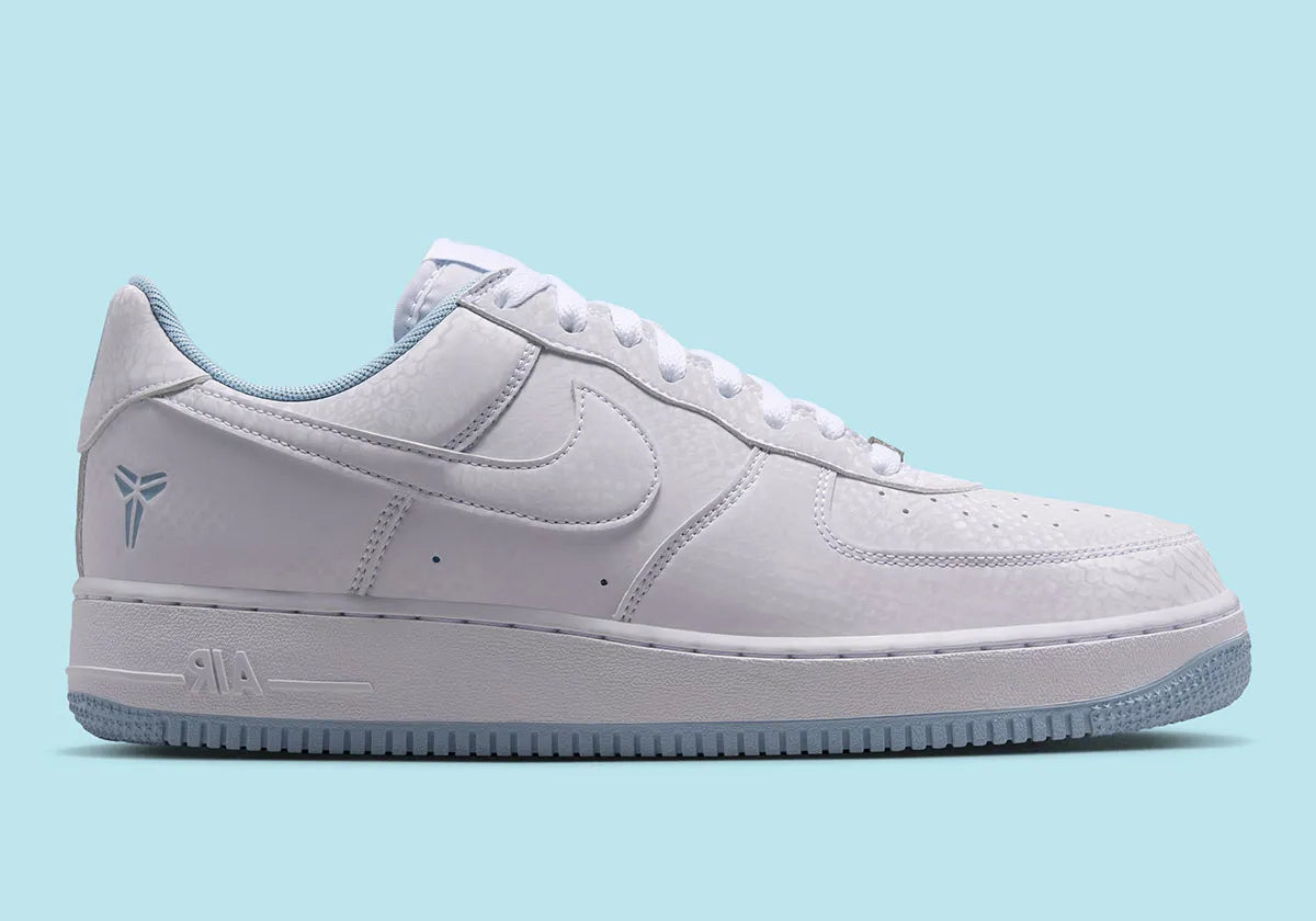 Nike Air Force 1 Low Kobe Bryant Forever White/Armory Blue blanche et bleu Armory avec imprimé effet peau de serpent et détails Mamba Forever.