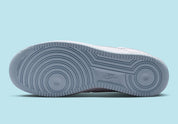 Nike Air Force 1 Low Kobe Bryant Forever White/Armory Blue blanche et bleu Armory avec imprimé effet peau de serpent et détails Mamba Forever.
