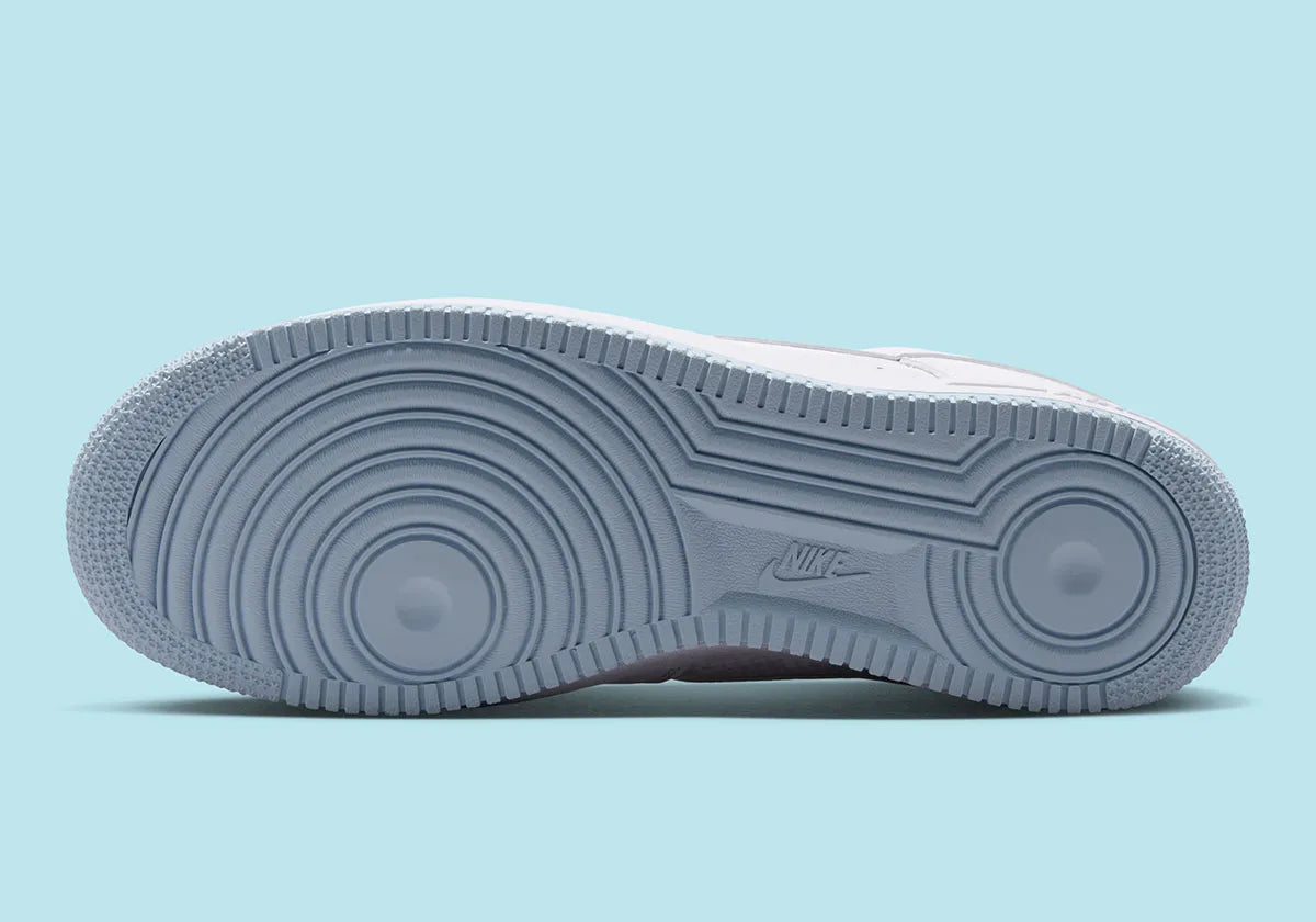 Nike Air Force 1 Low Kobe Bryant Forever White/Armory Blue blanche et bleu Armory avec imprimé effet peau de serpent et détails Mamba Forever.