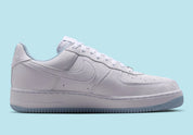 Nike Air Force 1 Low Kobe Bryant Forever White/Armory Blue blanche et bleu Armory avec imprimé effet peau de serpent et détails Mamba Forever.