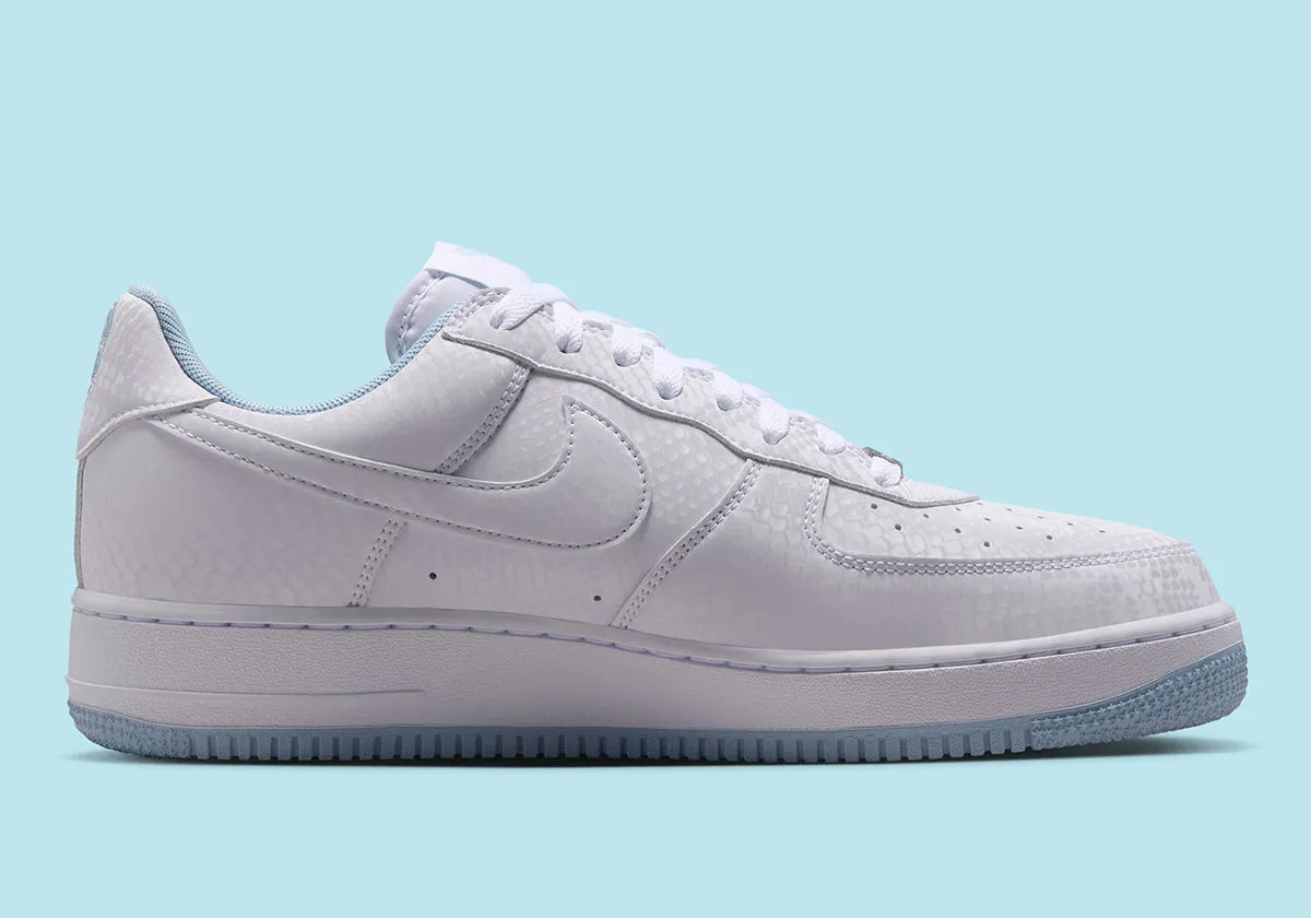 Nike Air Force 1 Low Kobe Bryant Forever White/Armory Blue blanche et bleu Armory avec imprimé effet peau de serpent et détails Mamba Forever.