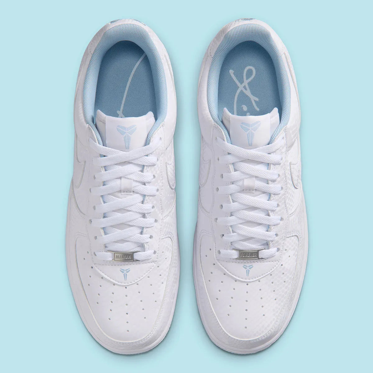 Nike Air Force 1 Low Kobe Bryant Forever White/Armory Blue blanche et bleu Armory avec imprimé effet peau de serpent et détails Mamba Forever.