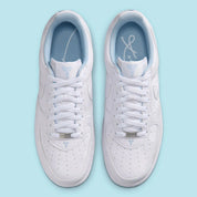 Nike Air Force 1 Low Kobe Bryant Forever White/Armory Blue blanche et bleu Armory avec imprimé effet peau de serpent et détails Mamba Forever.
