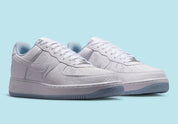 Nike Air Force 1 Low Kobe Bryant Forever White/Armory Blue blanche et bleu Armory avec imprimé effet peau de serpent et détails Mamba Forever.