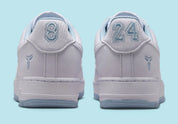 Nike Air Force 1 Low Kobe Bryant Forever White/Armory Blue blanche et bleu Armory avec imprimé effet peau de serpent et détails Mamba Forever.