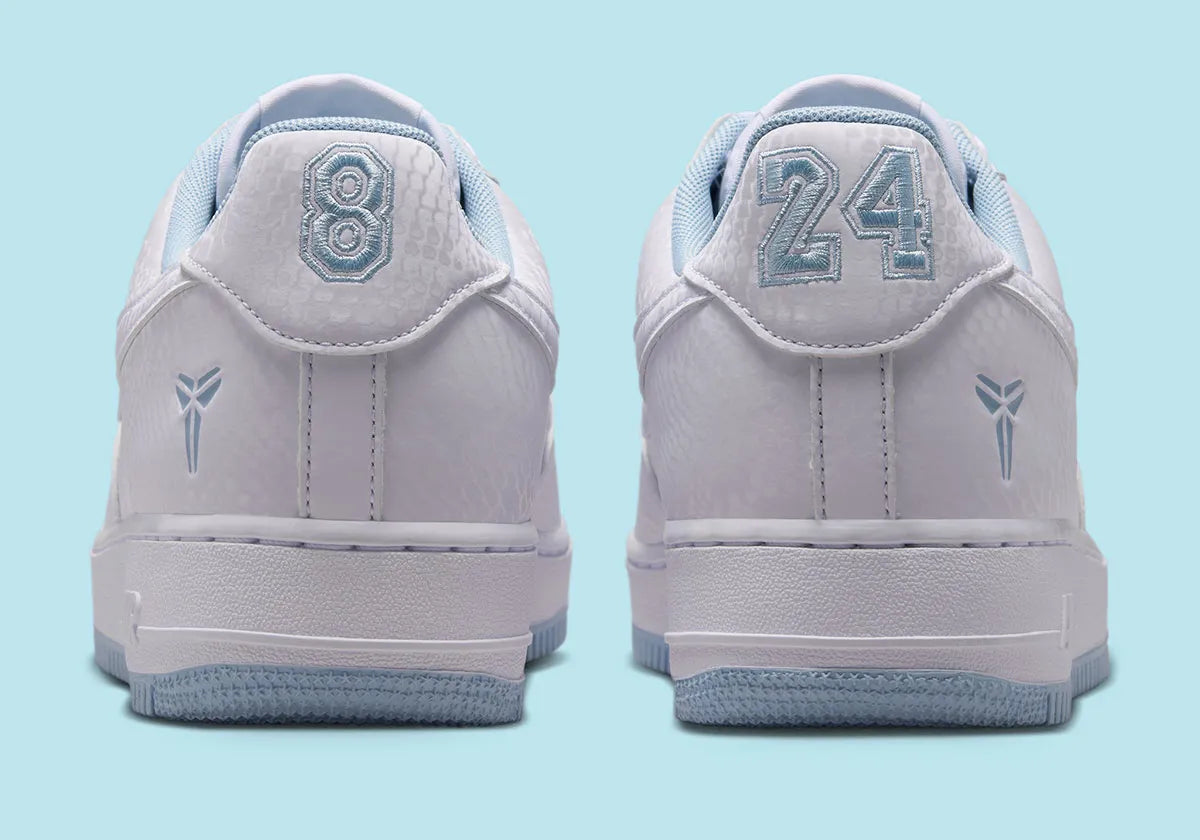 Nike Air Force 1 Low Kobe Bryant Forever White/Armory Blue blanche et bleu Armory avec imprimé effet peau de serpent et détails Mamba Forever.