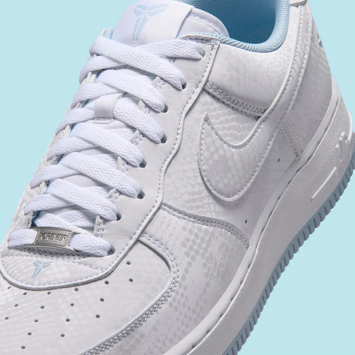 Nike Air Force 1 Low Kobe Bryant Forever White/Armory Blue blanche et bleu Armory avec imprimé effet peau de serpent et détails Mamba Forever.