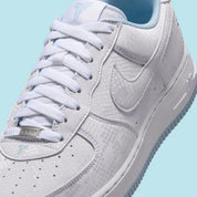 Nike Air Force 1 Low Kobe Bryant Forever White/Armory Blue blanche et bleu Armory avec imprimé effet peau de serpent et détails Mamba Forever.