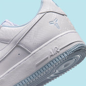 Nike Air Force 1 Low Kobe Bryant Forever White/Armory Blue blanche et bleu Armory avec imprimé effet peau de serpent et détails Mamba Forever.