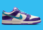 Nike Dunk Low Protro Kobe Bryant Draft Day avec tige en cuir premium, détails exclusifs inspirés de la Draft 1996, construction Protro et semelle extérieure en caoutchouc.