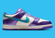 Nike Dunk Low Protro Kobe Bryant Draft Day avec tige en cuir premium, détails exclusifs inspirés de la Draft 1996, construction Protro et semelle extérieure en caoutchouc.