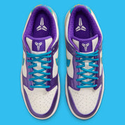Nike Dunk Low Protro Kobe Bryant Draft Day avec tige en cuir premium, détails exclusifs inspirés de la Draft 1996, construction Protro et semelle extérieure en caoutchouc.