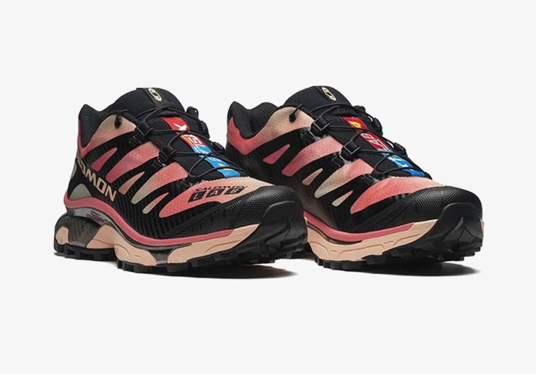 Image de la Salomon XT-4 OG Aurora Borealis Prairie Sunset, sneaker multicolore violet, turquoise et rose, tige en mesh technique avec renforts TPU translucides, semelle Contagrip, laçage Quicklace.