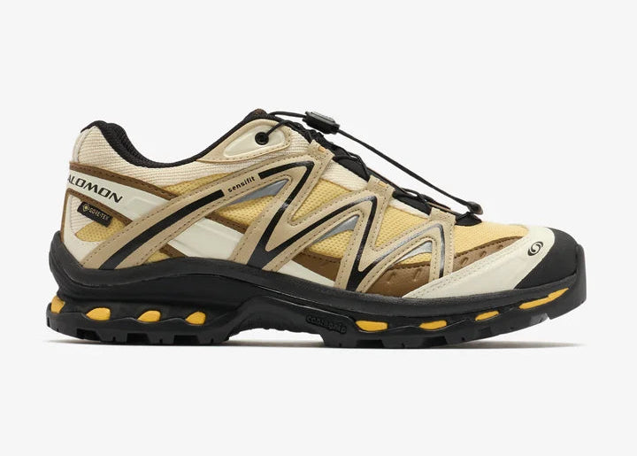 Salomon XT-Quest Gore-Tex Sahara Sun White Pepper L49148800 en tons beige sable avec membrane GORE-TEX, Quicklace™ et semelle technique.