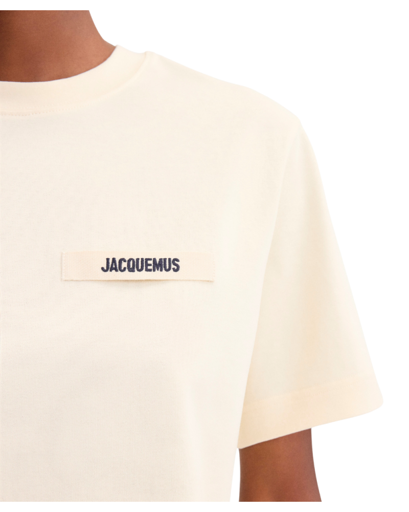 TEE SHIRT JACQUEMUS BEIGE AVEC LOGO ETIQUETTE BRODEE JACQUEMUS COTE COEUR