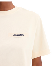 TEE SHIRT JACQUEMUS BEIGE AVEC LOGO ETIQUETTE BRODEE JACQUEMUS COTE COEUR