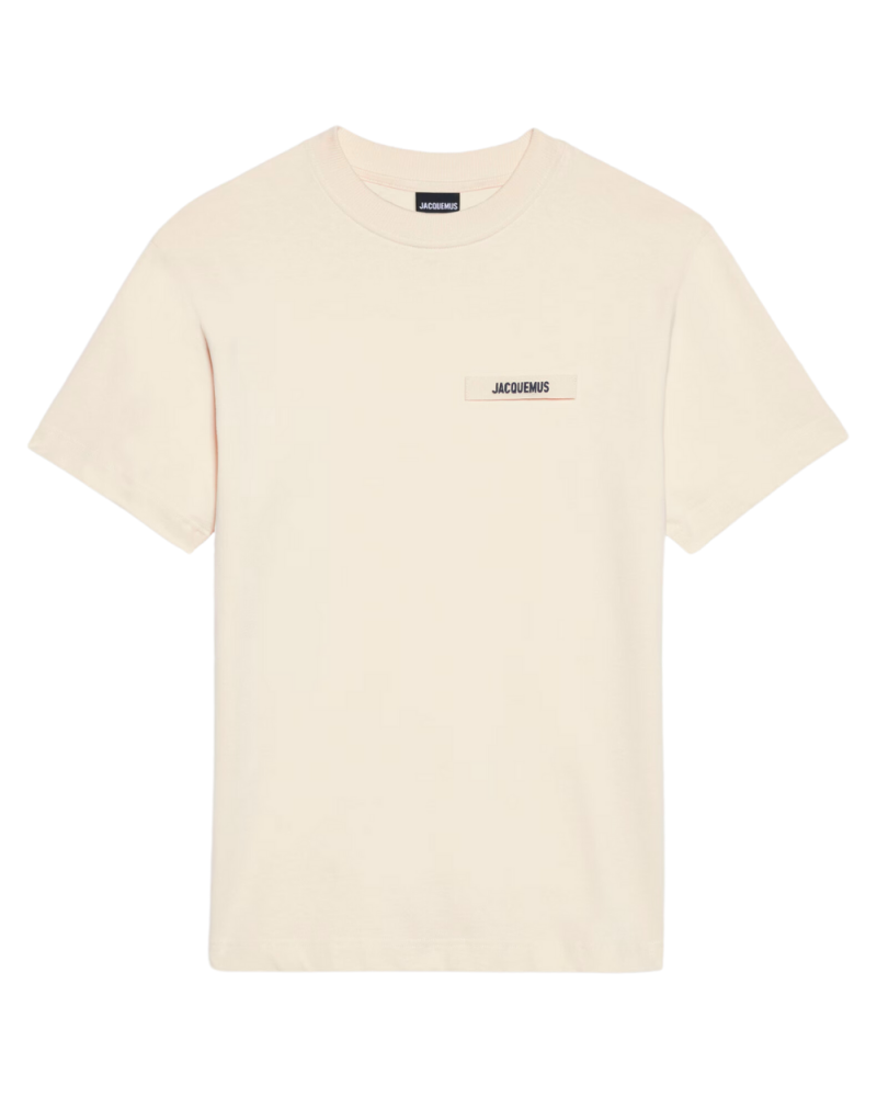 TEE SHIRT JACQUEMUS BEIGE AVEC LOGO ETIQUETTE BRODEE JACQUEMUS COTE COEUR