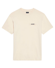 TEE SHIRT JACQUEMUS BEIGE AVEC LOGO ETIQUETTE BRODEE JACQUEMUS COTE COEUR