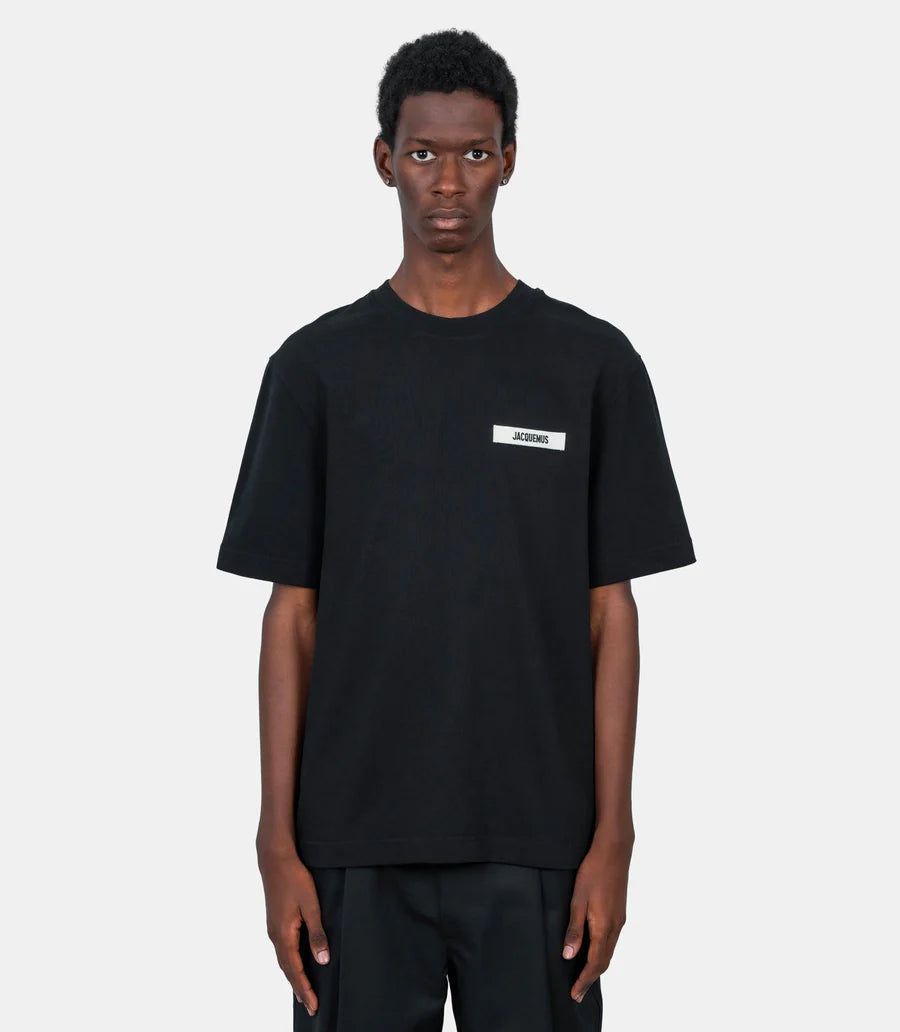 TEE SHIRT JACQUEMUS NOIR AVEC LOGO ETIQUETTE BRODEE JACQUEMUS COTE COEUR