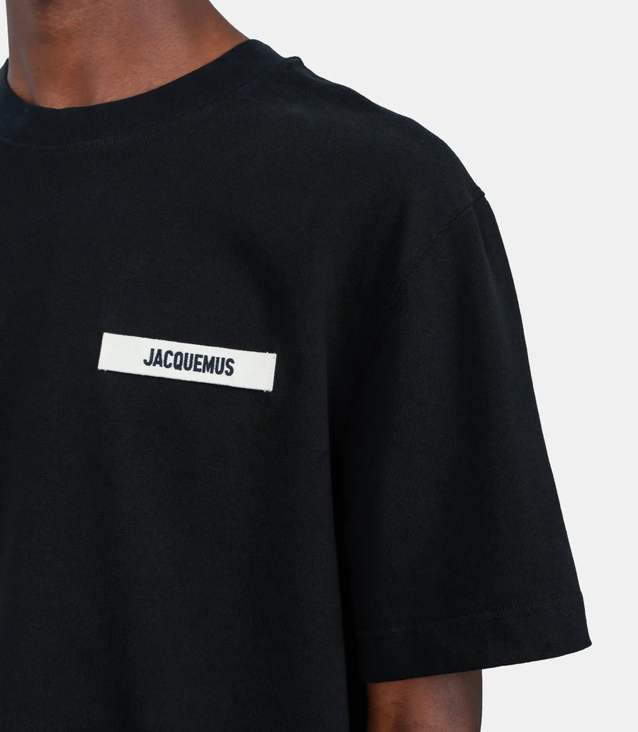 TEE SHIRT JACQUEMUS NOIR AVEC LOGO ETIQUETTE BRODEE JACQUEMUS COTE COEUR