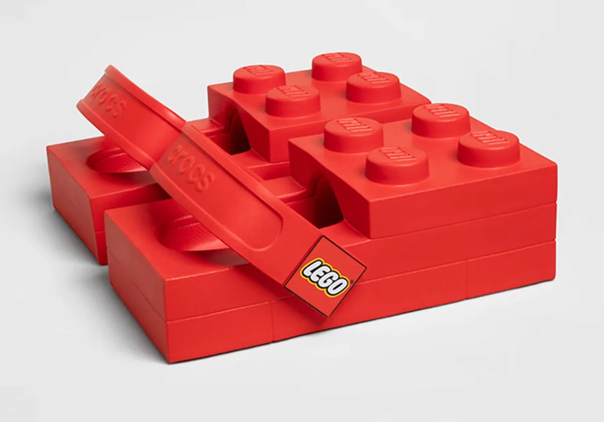 Crocs Brick Clog LEGO Red rouges inspirées des briques LEGO, avec texture à plots, bride pivotante et semelle légère en résine Croslite™.