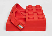 Crocs Brick Clog LEGO Red rouges inspirées des briques LEGO, avec texture à plots, bride pivotante et semelle légère en résine Croslite™.