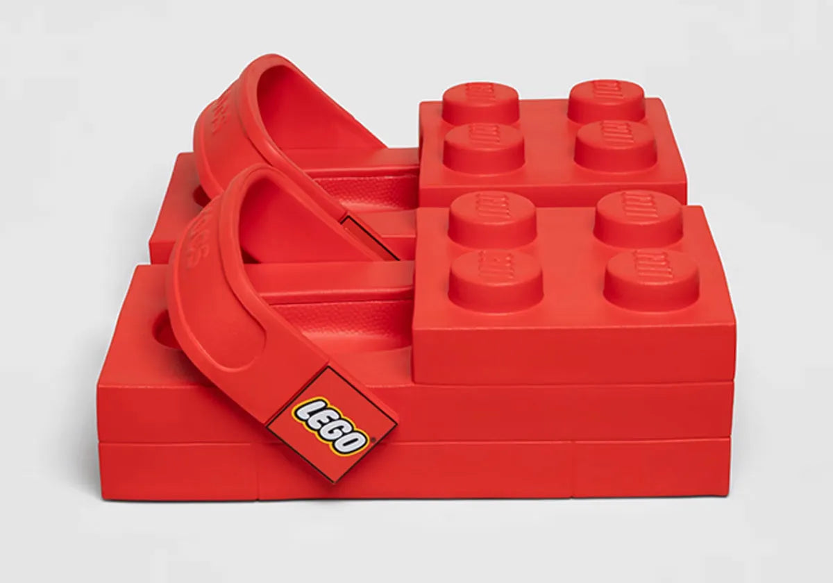 Crocs Brick Clog LEGO Red rouges inspirées des briques LEGO, avec texture à plots, bride pivotante et semelle légère en résine Croslite™.