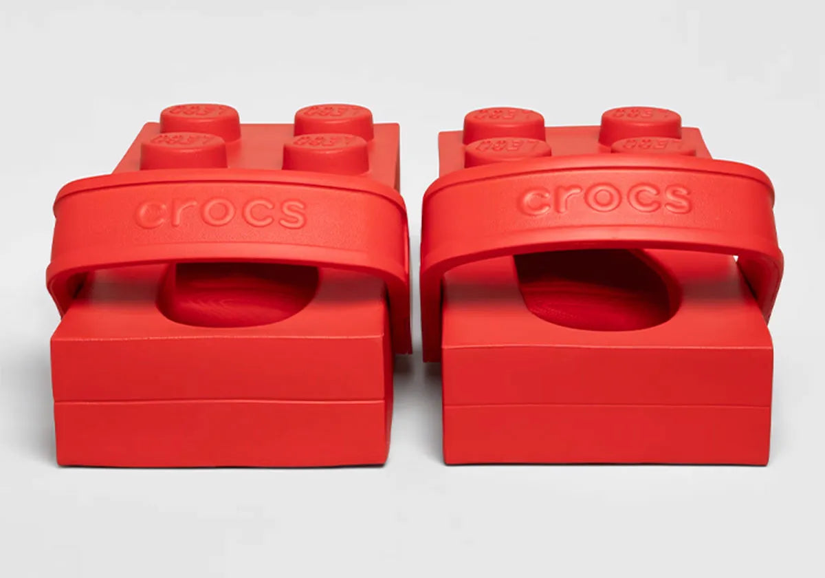 Crocs Brick Clog LEGO Red rouges inspirées des briques LEGO, avec texture à plots, bride pivotante et semelle légère en résine Croslite™.