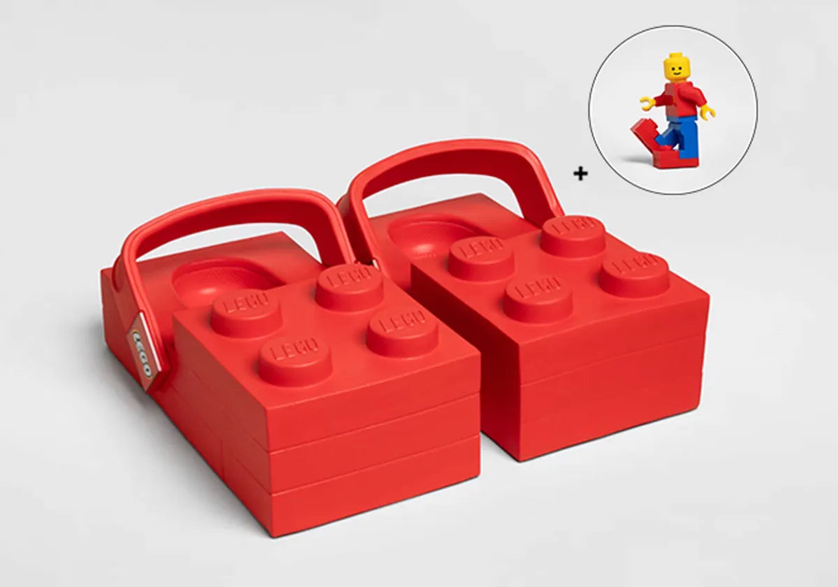 Crocs Brick Clog LEGO Red rouges inspirées des briques LEGO, avec texture à plots, bride pivotante et semelle légère en résine Croslite™.