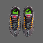 Sneaker Nike Air Max 95 LEGO Pixel Camo avec motif camouflage pixelisé inspiré de LEGO, unités Air visibles et design rétro-running iconique.