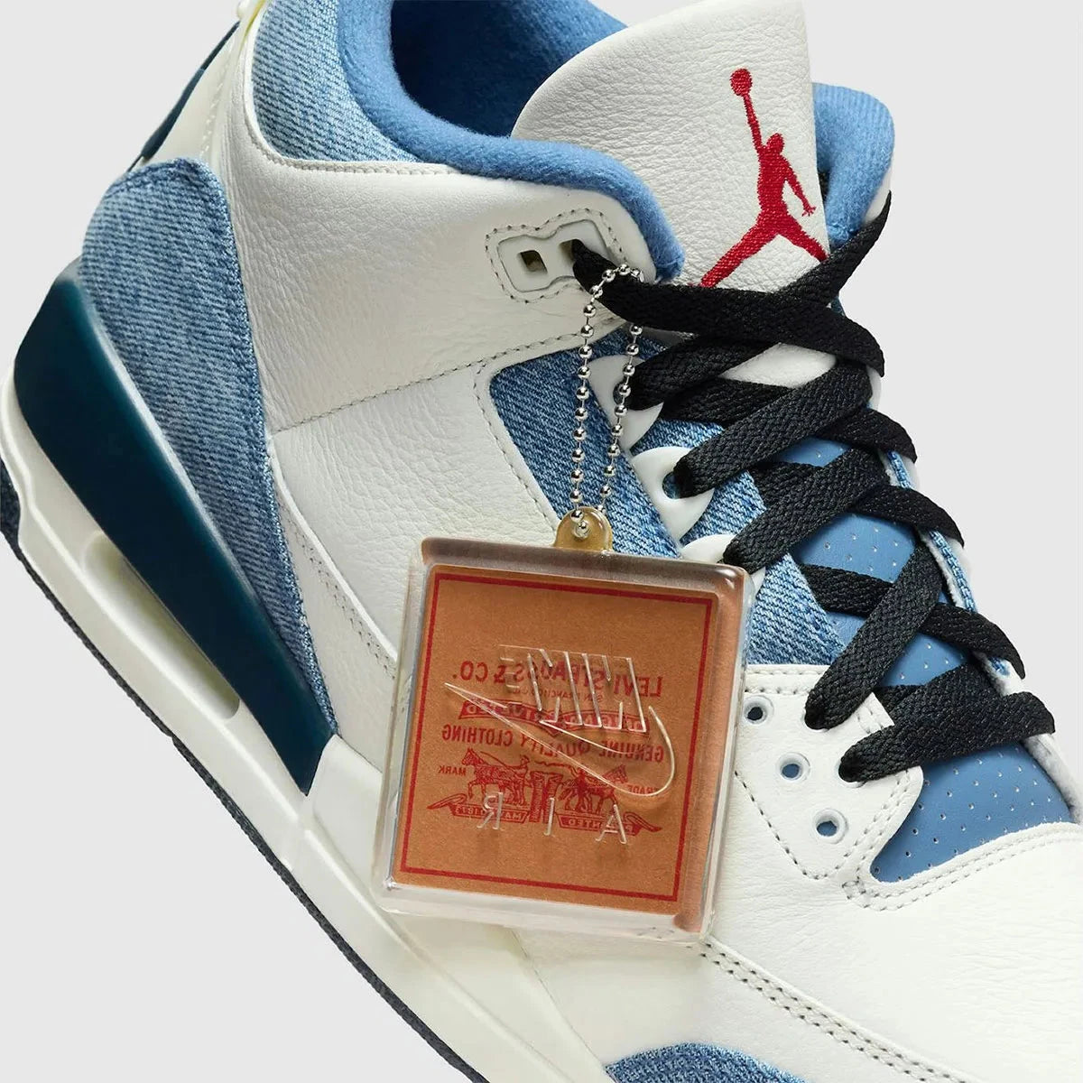 Sneakers Air Jordan 3 Retro en denim premium Levi’s, coloris Blue Denim avec éléments signature et amorti Air visible.