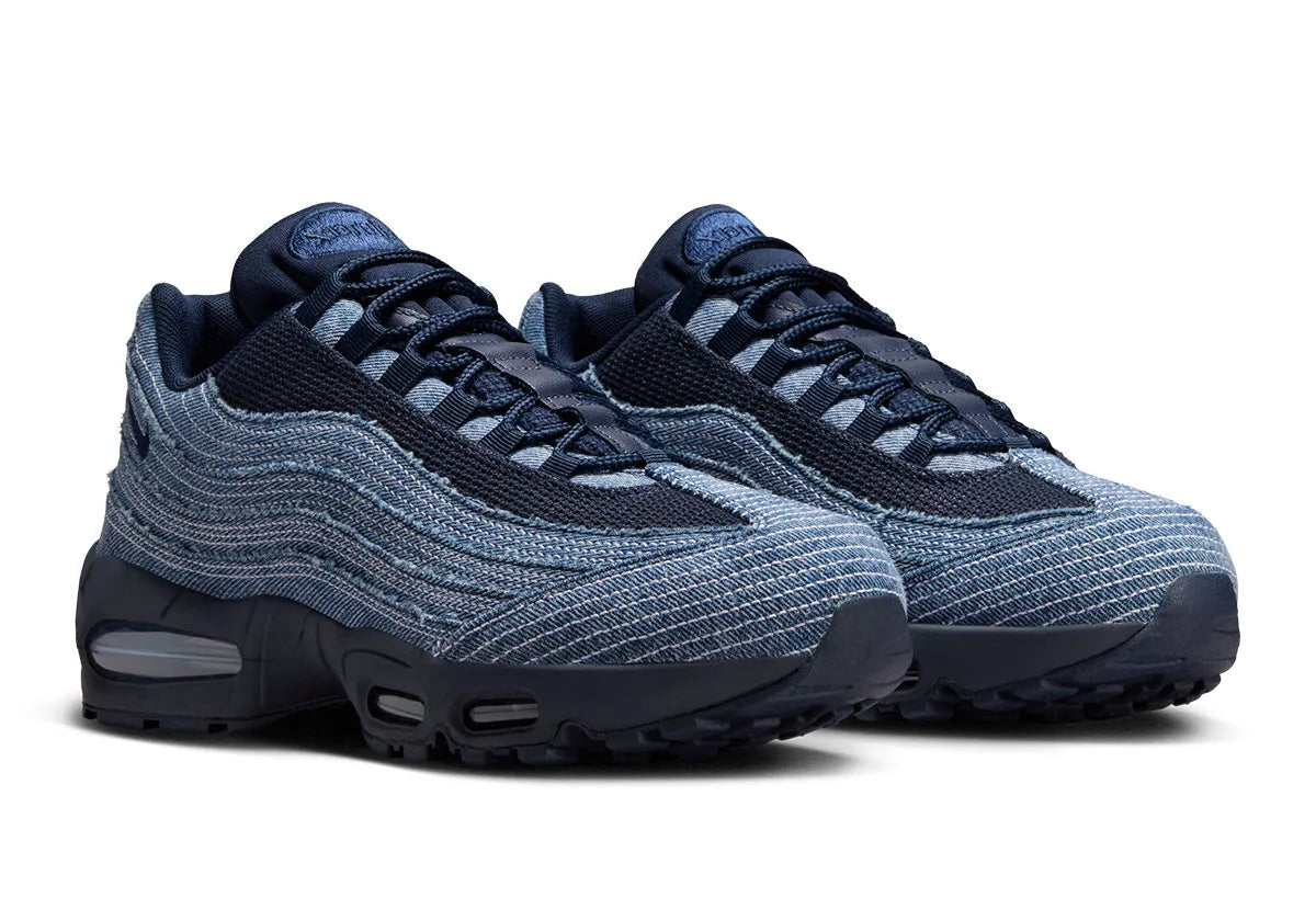 Chaussure de rue AIR MAX 95 LEVIS BLEU  effet JEANS , semelle confortable , vue de 3/4