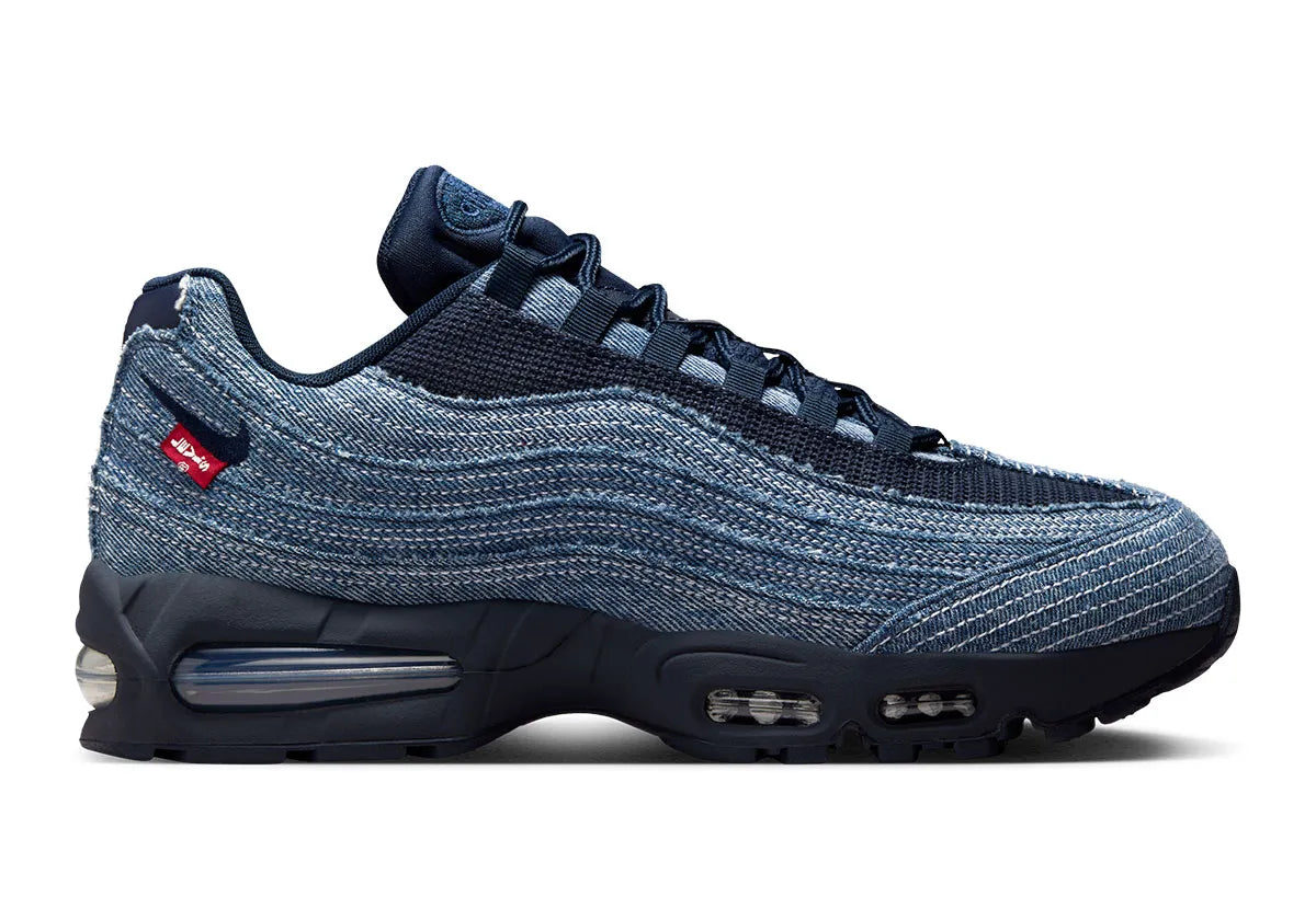 Chaussure de rue AIR MAX 95 LEVIS BLEU  effet JEANS , semelle confortable , vue de profil