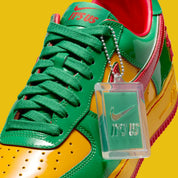  chaussure de ville air force 1 lil yachty coloré été, vert, jaune, rouge, semelle confortable, vue de coté