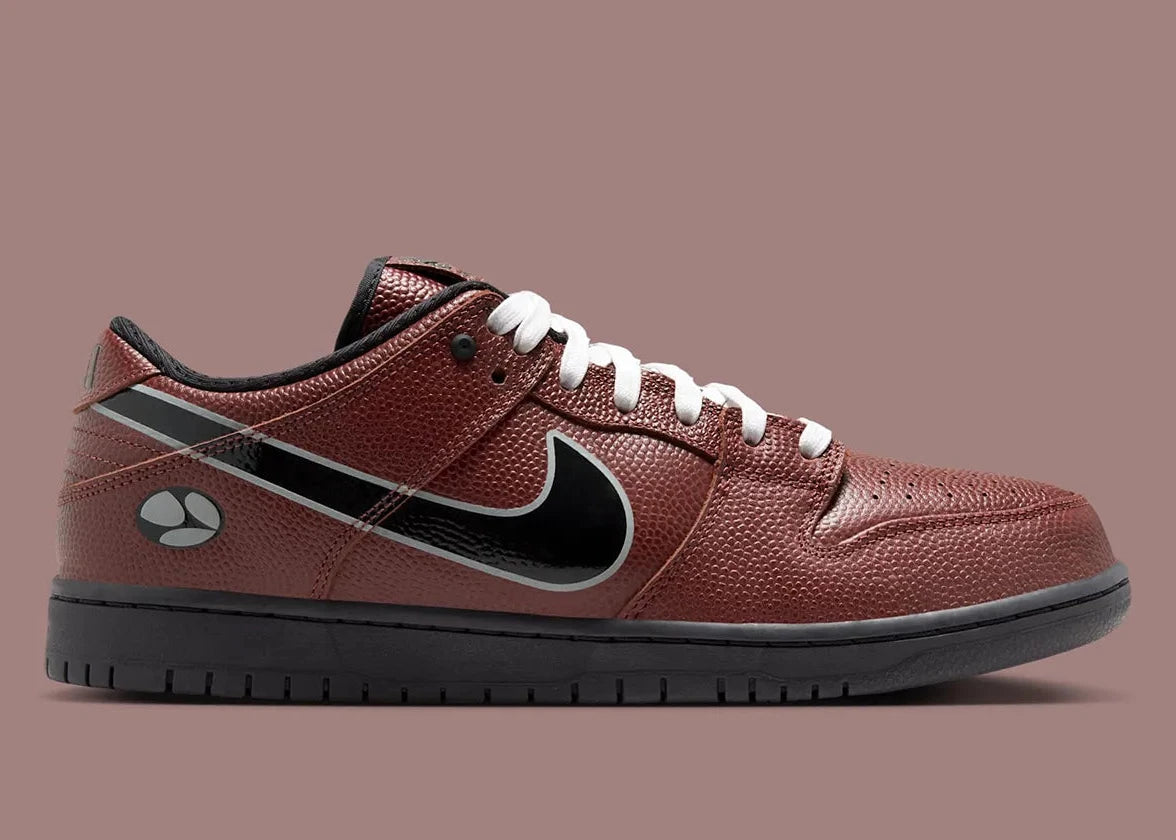 Sneakers Nike SB Dunk Low Limosine Skateboards en cuir lisse et daim premium, avec détails graphiques exclusifs, amorti Zoom Air intégré et semelle haute adhérence skate.